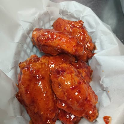 Deep-fried chicken wings served at Murry's Place